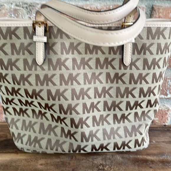 New Michael Kors Bag - Picture 5 of 8